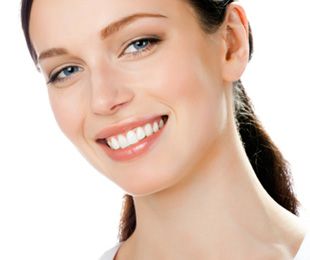 Clínica Dental Fuensanta mujer sonriendo 